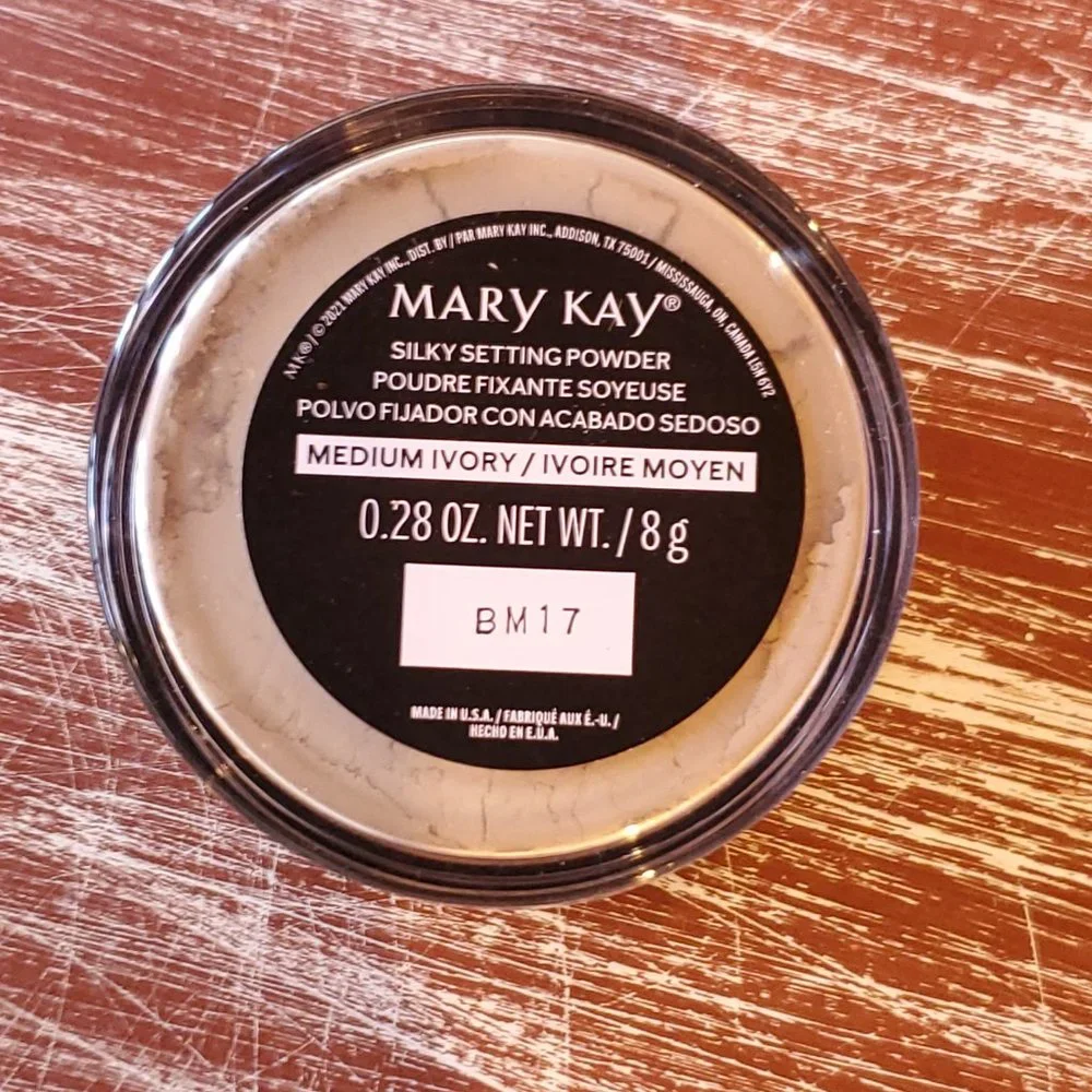 Medium Ivory Mary Kay Silky Setting Powder - NIB